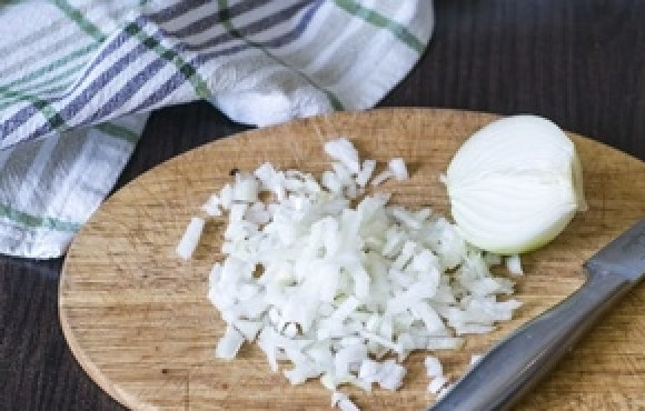 1. Этап. Постные котлеты из кабачков: 4. Лук чистим и мелко нарезаем, а лучше натираем на терке, чтобы чуствовался только аромат лука.