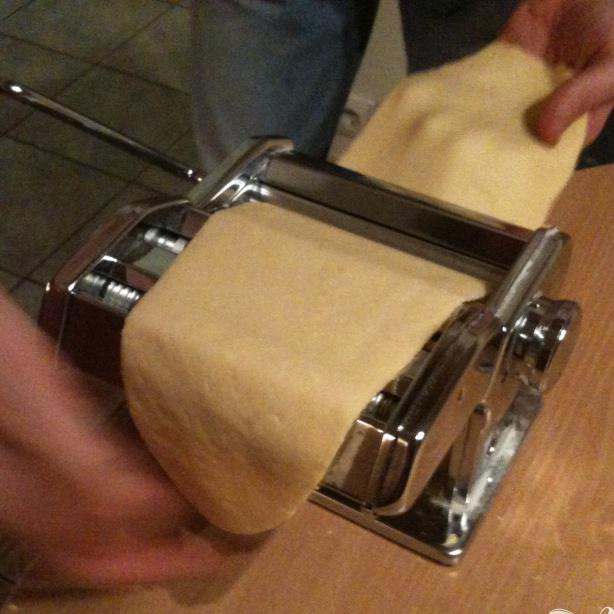 1. Этап. Домашние итальянские макароны (лапша): Подготавливаем машинку для приготовления макарон. Устанавливаем валики в самый широкий отсек. Теперь нужно разделить тесто на несколько частей. Раскатываем каждую часть толщиной не более 1 см. Пропускаем тесто сквозь валики, складываем в 3 раза и снова пропускаем через машинку. Повторяем это действие несколько раз. Периодически сужаем расстояние между валиками и снова пропускаем тесто.