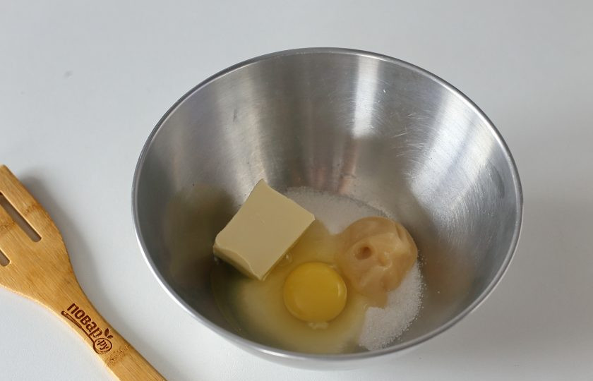 1. Этап. Медовые пряники на пару: В глубокой миске соедините яйцо, масло, мед и сахар.