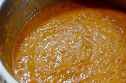 1. Этап. Томатный суп с мидиями: Добавляем 2 стакана воды, доводим до кипения и варим минут 8-10