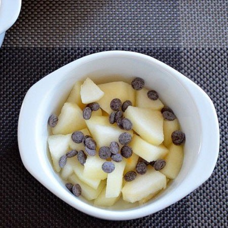 1. Stage. Pear and Chocolate Crumble: Put the pear on the bottom of the baking dish, add the sliced chocolate or chocolate drops.