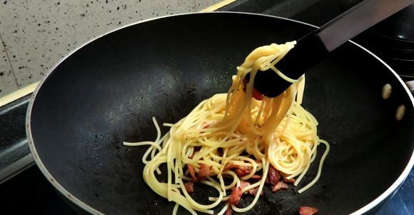 1. Этап. Паста Карбонара с беконом: Отваренные спагетти отправьте на сковородку с беконом и прожарьте на среднем огне в течение 2 минут.