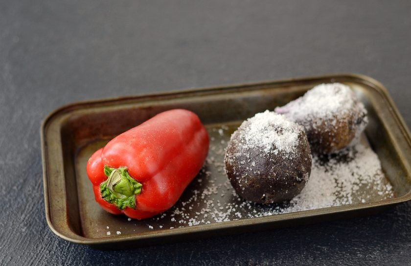 1. Этап. Гаспачо из свеклы: Свеклу и болгарский перец запеките в духовке при температуре 200 градусов. Болгарский перец примерно 35-40 минут, свеклу около часа. Свеклу остудите, очистите и нарежьте кубиками. Перец поместите в плотно закрывающийся пищевой контейнер или пакет на 10 минут. Очистите от пленки, семян и плодоножки.