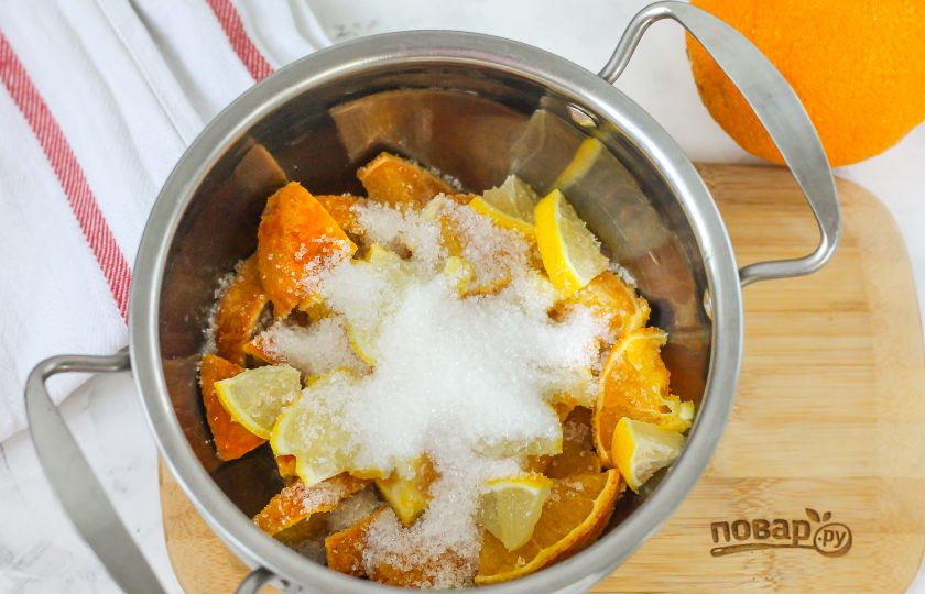 1. Этап. Компот из апельсина и лимона: Всыпьте сахарный песок. Можно добавить ванильный сахар или ванильный ароматизатор по желанию.