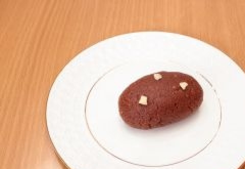 1. Этап. Пирожное из печенья: Сформировать картошки и украсить орехами.