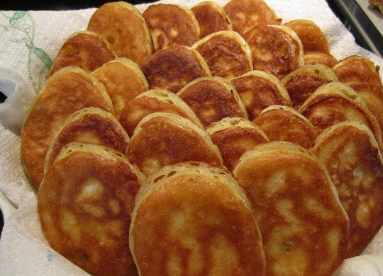 1. Этап. Воздушные оладьи: 4. После переложите на бумажное полотенце, чтобы избавиться от излишков масла. Все, воздушные оладьи в домашних условиях готовы к подаче. Приятного аппетита!