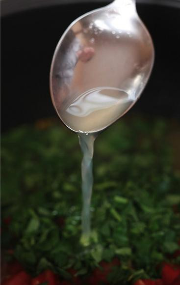 1. Этап. Суп из маша со специями: Добавляем лимонную кислоту и продолжаем варить суп.