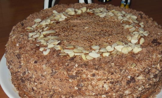 1. Этап. Торт Коровка: 8. Намажьте на коржи крем, сформируйте торт. Украсьте бока и верх обрезками коржей и арахисом. Все. Приятного аппетита.