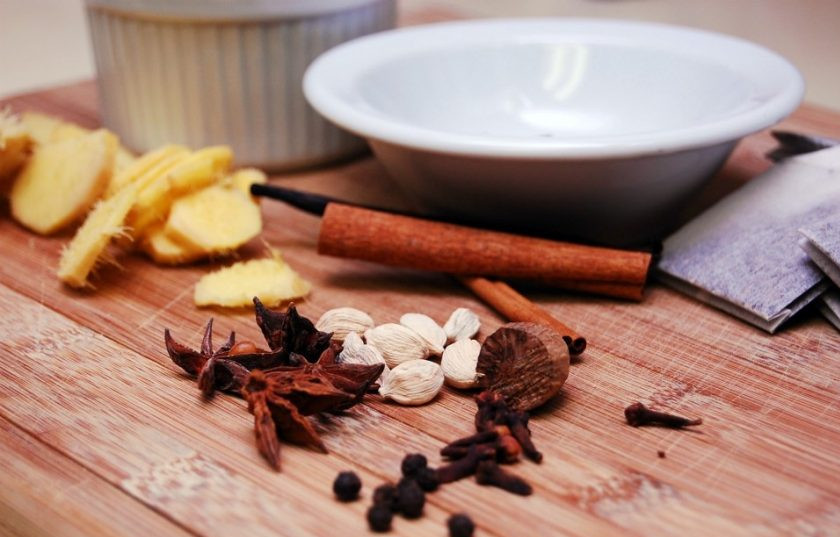 1. Этап. Ароматный чай с бурбоном: 1. Измельчите кардамон, чёрный и душистый перец, мускатный орех. Вытащите семена из ванилина. Затем все специи добавьте в воду в кастрюле. Туда же выложите пакетики чая. Доведите ингредиенты до кипения.