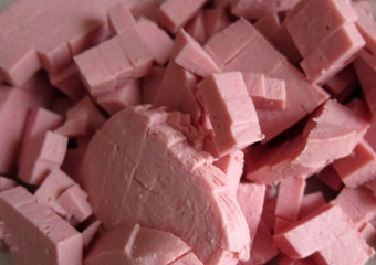 1. Этап. Рассольник с колбасой: Колбасу мелко нарезать.