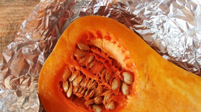 1. Этап. Тыквенный десерт с маскарпоне: Тыкву вымойте и очистите. Затем разрежьте на две половины, выложите одну из них на противень и заверните в фольгу. Запекайте тыкву до мягкости при температуре 200 градусов.