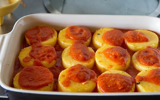 1. Этап. Томатная полента: 4. Оставшийся соус распределите сверху и отправьте форму в разогретую духовку.