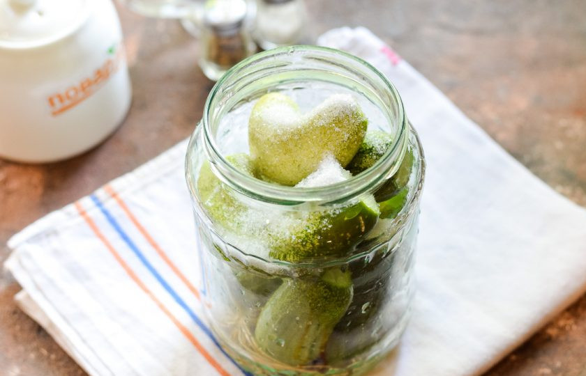 1. Этап. Маринованные огурцы по-немецки: Наполните банку огурцами, всыпьте поверх соль и сахар.