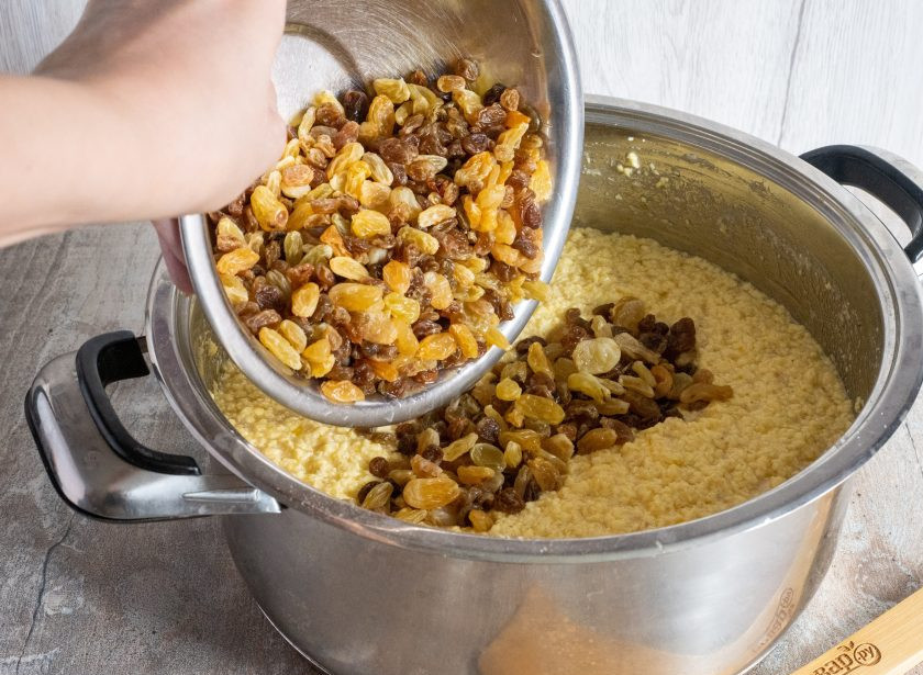 1. Этап. Кулич который не черствеет: И подготовленный изюм. Перемешайте всё тщательно венчиком.