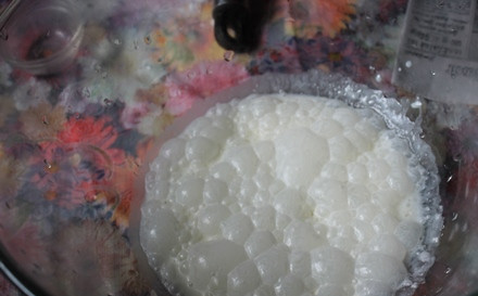 1. Этап. Торт на день рождения девочке 8 лет: 3. Затем смешаем йогурт, соду и уксус. Когда вступит в реакцию, смешайте эту булькающую смесь с сахарным сиропом. Перемешайте и добавьте ванильный экстракт. Соедините эту смесь с просеянной мукой и замесите однородное тесто.