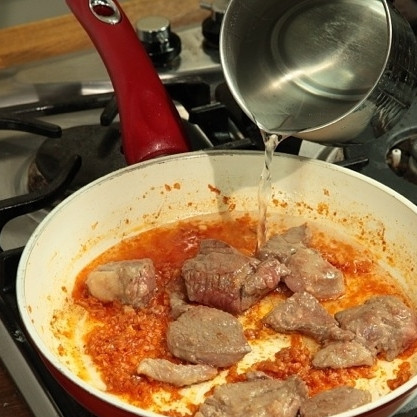 1. Этап. Баранина тушеная в соусе: Добавляем воду. Тушим на медленном огне без крышки примерно 1 час. Вода за это время выкипит почти полностью.