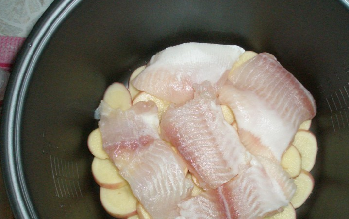 1. Этап. Пангасиус с картошкой в мультиварке: Сверху кладем кусочки филе пангасиуса.