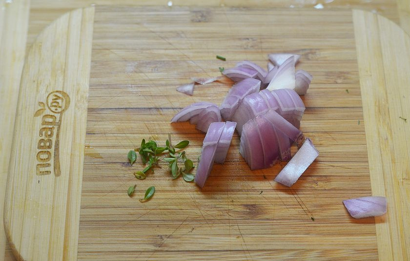 1. Этап. Курица в сливочном соусе Piccata: 4. Лук нарежьте, с веточки тимьяна сорвите листики.