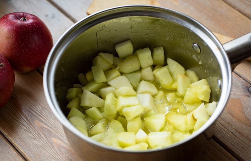 1. Этап. Насыпной пирог с яблоками без манки: Проварите яблоки на небольшом огне до растворения сахара, но не позволяйте кусочкам яблок развариться полностью.