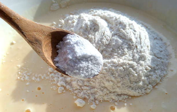 1. Этап. Наливной пирог с рыбой: Также добавляем просеянную муку с разрыхлителем.