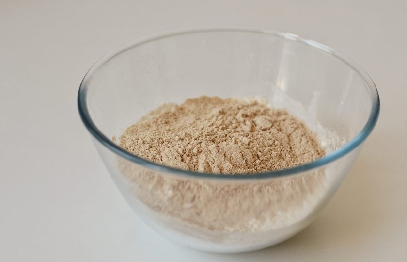 1. Этап. Гречневые булочки: Гречневую муку просейте в миску. Добавьте просеянную пшеничную муку и соль. Перемешайте.