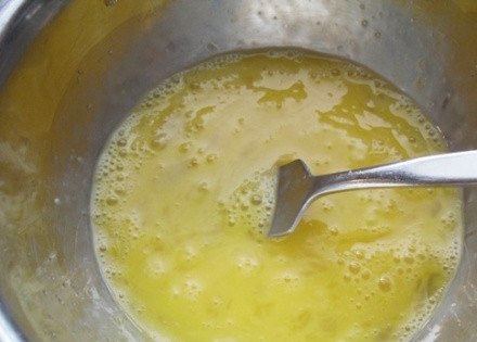 1. Этап. Котлеты из овсяных хлопьев: В отдельную миску разбиваем яйцо и аккуратно взбиваем его при помощи вилки до однородной массы.