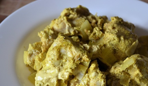 1. Этап. Куриное филе в соусе карри: Поставить кастрюлю с курицей на слабый огонь, накрыв крышкой. Готовить час.