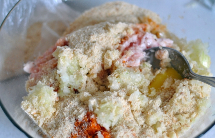 1. Этап. Котлеты куриные нежные: Репчатый лук чистим и измельчаем в блендере, выкладываем его в миску с фаршем, добавляем сухари, тщательно вымешиваем фарш.