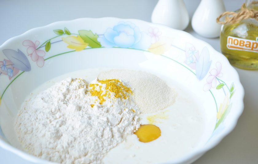 1. Этап. Блины из цветной капусты на кефире: 2. В глубокой миске соедините все ингредиенты, кроме капусты. Перемешайте хорошо, чтобы не образовались комочки. Я всё отмеряю электронными весами, поэтому если следовать рецепту, у вас обязательно все получится также вкусно!