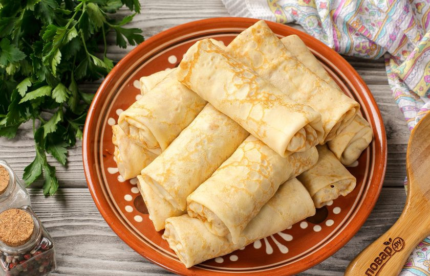 1. Этап. Блинчики с мясом, морковью и капустой: Таким же образом сверните остальные блины. Перед подачей к столу блинчики лучше обжарить с двух сторон на сале или растительном масле — так они будут ещё вкуснее и аппетитнее!