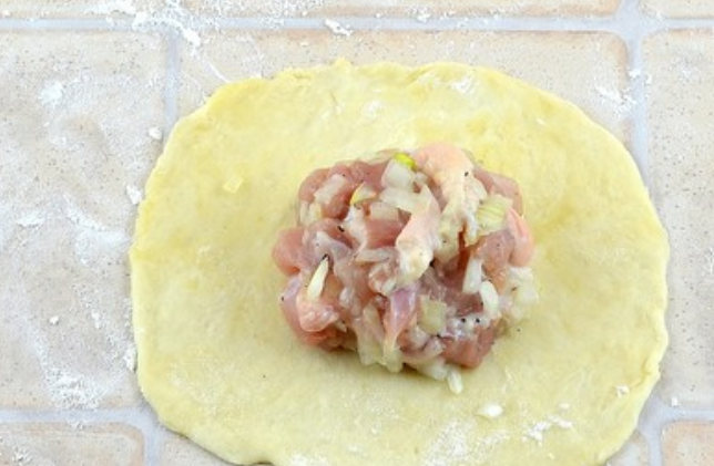 1. Этап. Самса с куриным филе: Раскатываем тесто в лепешки диаметром 12 см. Внутрь кладем начинку.