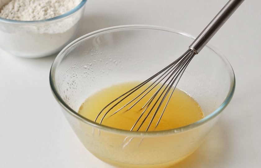 1. Этап. Морковный торт без яиц: В другой миске смешайте апельсиновый сок, сахар и растительное масло с помощью миксера. Когда сахар полностью растворится, добавьте яблочный уксус и еще раз взбейте смесь миксером.