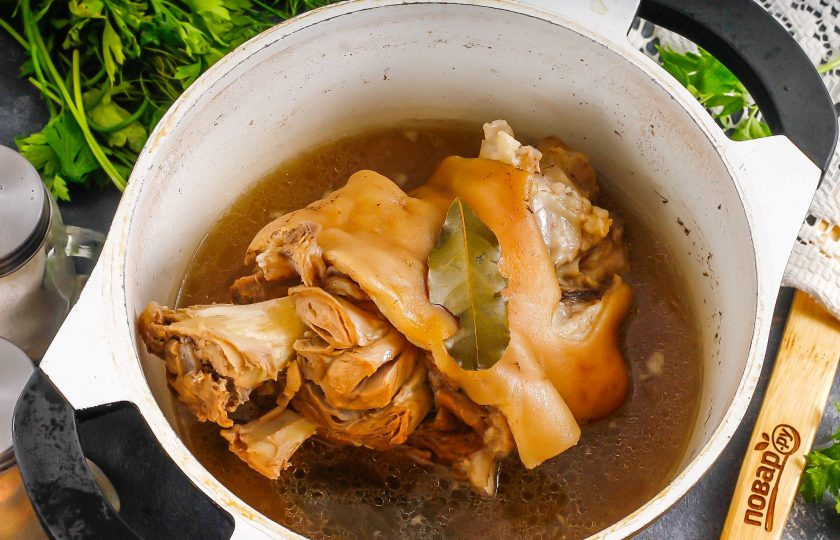 1. Этап. Свиная рулька в вине: За это время жидкость практически вся выкипит и впитается в мясо, а по кухне будет разноситься яркий винный аромат.