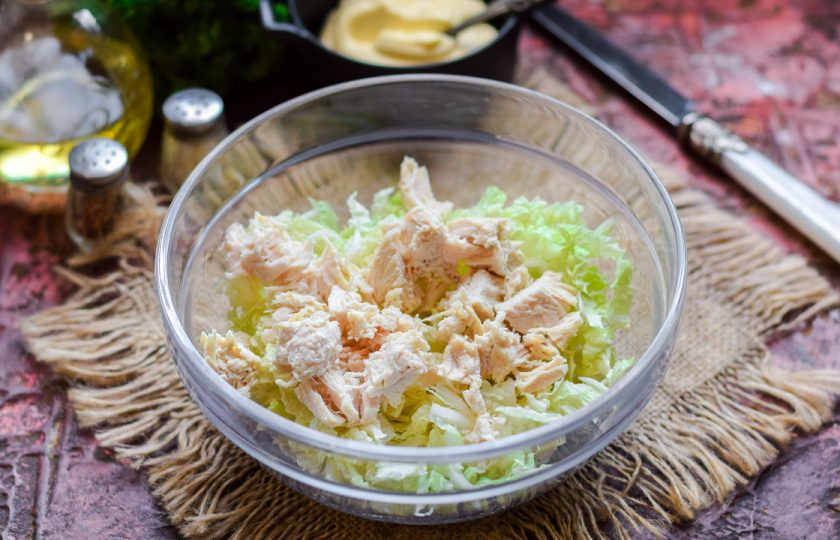 1. Этап. Салат Переполох: Куриное филе нарежьте кусочками, добавьте к пекинской капусте.