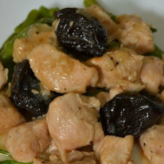 Индейка, тушенная с черносливом в сметане