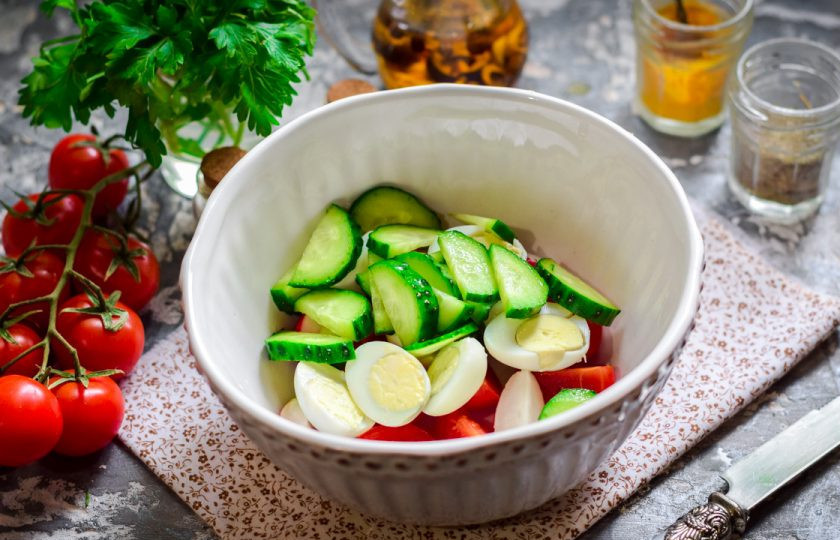 1. Этап. Салат с семгой и перепелиными яйцами: Свежий огурец нарежьте дольками или брусками, переложите в салат.
