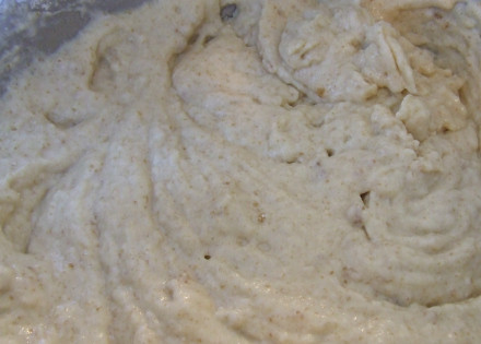 1. Этап. Маффины на кефире: 6. Тщательно взбейте, чтобы тесто получилось однородным и без комочков. При желании дополнить этот простой рецепт маффинов на кефире можно ванилином или корицей.