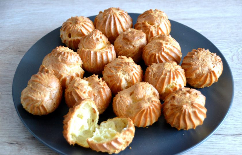 1. Этап. Картофельные профитроли: Острым ножом надрежьте профитроли.