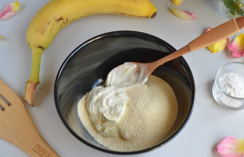 1. Этап. Творожная запеканка с бананами: Соедините манную крупу со сметаной. Отставьте пока.