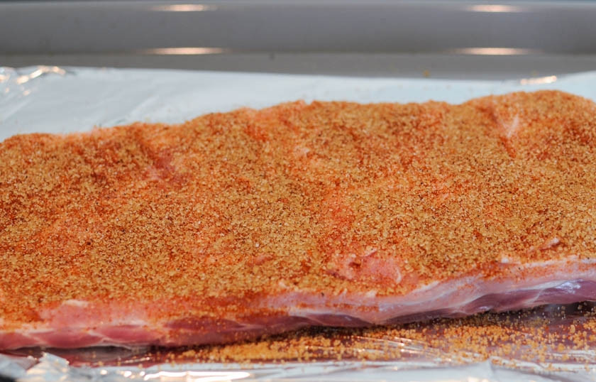 1. Этап. Свиные ребра барбекю: Рёбра промойте и очистите их плёнок. Смешайте соль, паприку и острый перец. Также добавьте к сухим ингредиентам сухой чеснок, перемешайте. Получившейся смесью хорошо натрите рёбра.