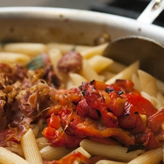 1. Этап. Паста с беконом и помидорами: 12. Добавьте к пасте болгарский перец и бекон.