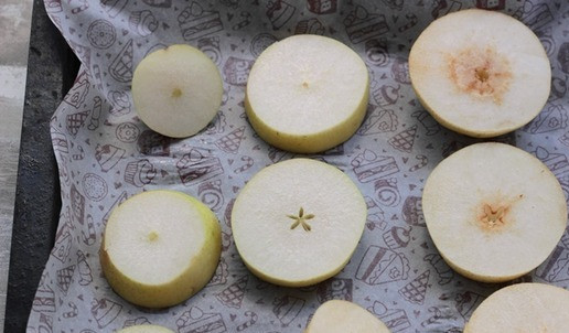 1. Этап. Запеченные груши с творожным сыром: Выложить на противень застеленный пергаментом.