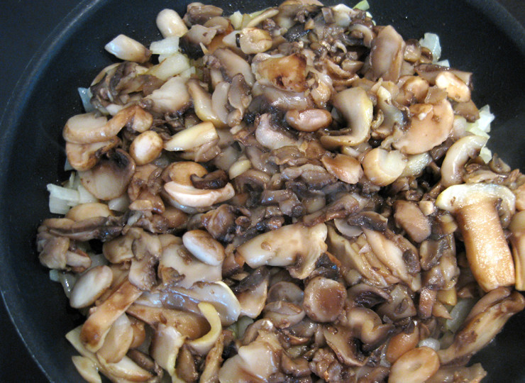 1. Этап. Лобио консервированное: Грибы промываем, добавляем к овощам на сковороду. Не забывайте помешивать. Тушите до готовности.