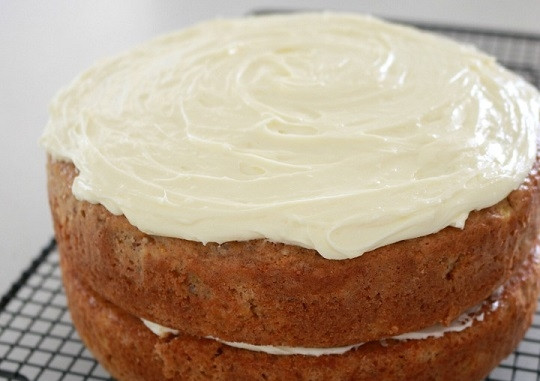 1. Этап. Mорковный тортик: 7. Крем-сыр взбейте до пышности с сахарной пудрой. Добавьте растопленный шоколад. Перемажьте коржи кремом.