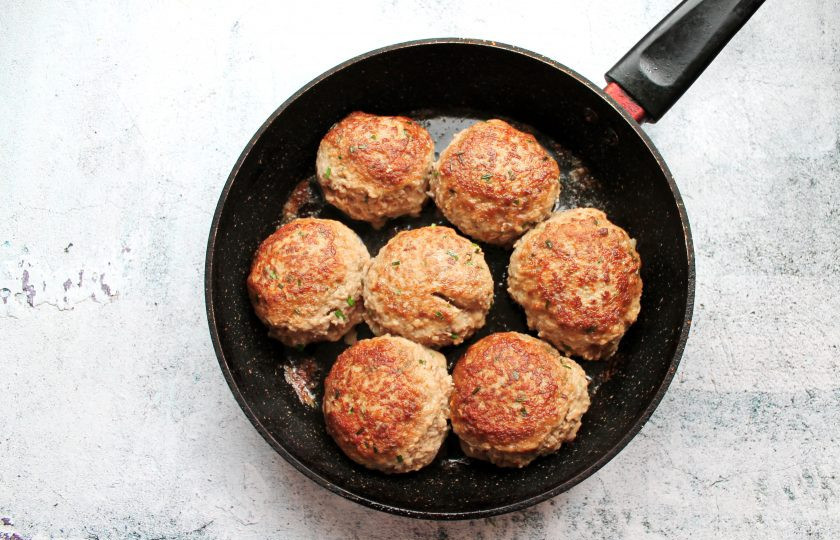 1. Этап. Тефтели Львиные головы: В сковороде сильно разогрейте растительное масло на сильном огне и обжарьте тефтели до румяной корочки со всех сторон. Переложите тефтели в тарелку.