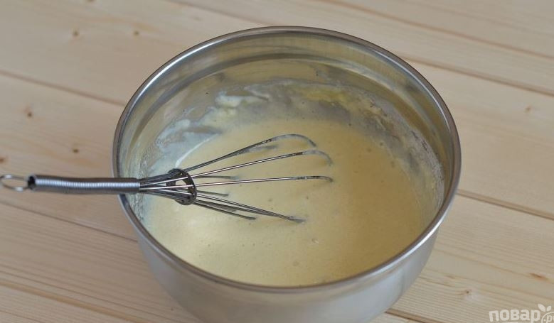 1. Этап. Рулет из бисквита: При помощи венчика или миксера взбейте все ингредиенты до полной однородности. Тесто должно получиться по консистенции таким, как на оладьи.