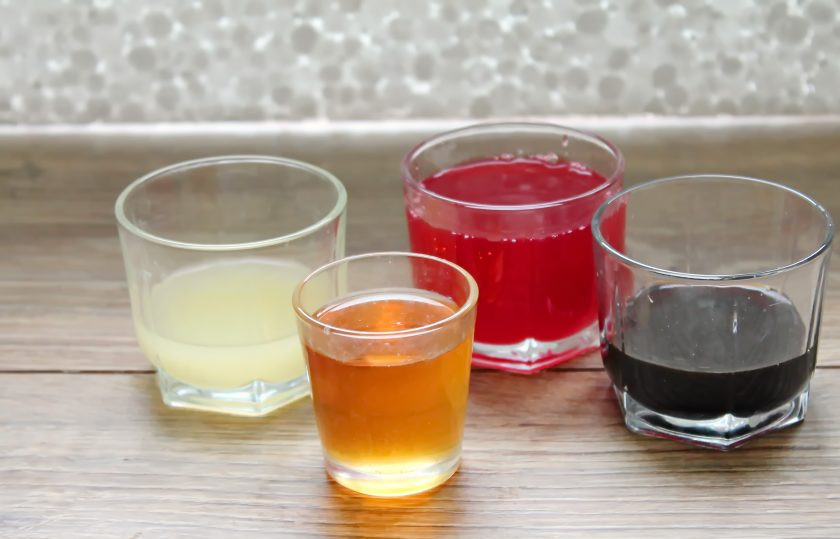 1. Этап. Лимонад с бузиной, клюквой и пряностями: Подготовьте все необходимые ингредиенты для приготовления лимонада с бузиной, клюквой и пряностями. Заранее сварите клюквенный морс и остудите.