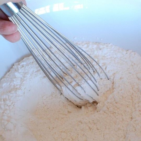 1. Этап. Английское печенье: Смешиваем в миске все сухие ингредиенты.