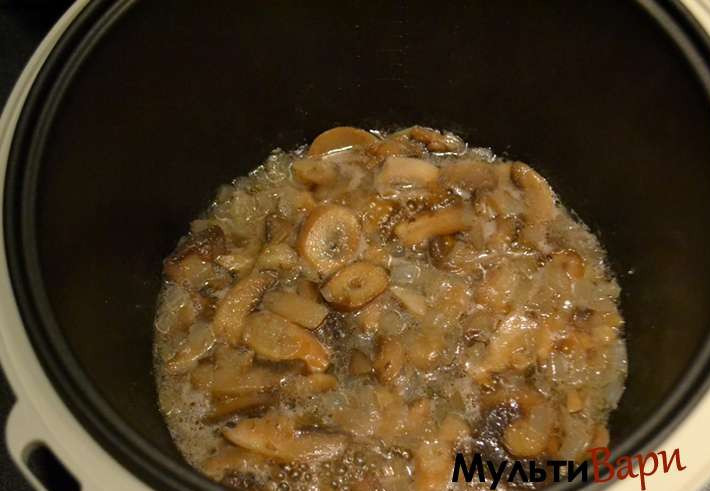 1. Этап. Грибной суп пюре в мультиварке: Лук очистите, промойте и мелко нарежьте. В чашу мультиварки залейте масло, поместите туда лук. Режим 