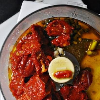 1. Этап. Макаронный салат с моцареллой: При помощи блендера измельчаем до однородности каперсы, уксус, чеснок, оливковое масло и помидоры.